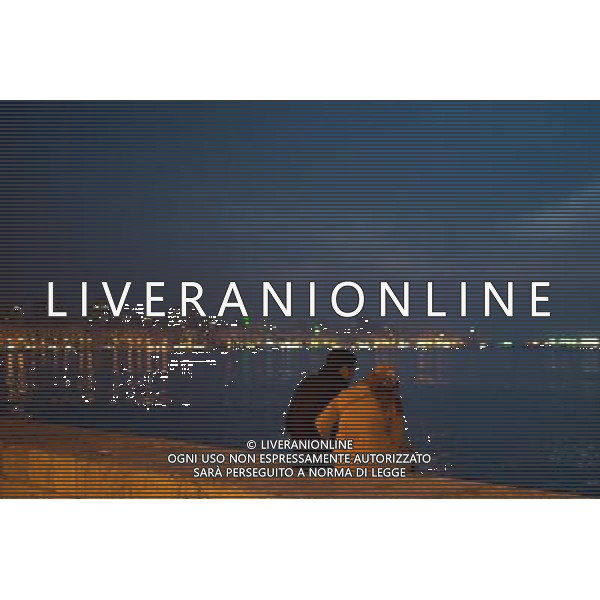 (130124) -- ALEXANDRIA, Jan. 24, 2013 () -- An Egyptian couple sits by a beach in Alexandria, Egypt, Jan. 24, 2013, on the eve of the second anniversary of the unrest that toppled former president Hosni Mubarak. (/Qin Haishi) ©photoshot/AGENZIA ALDO LIVERANI SAS - ITALY ONLY - La vita quotidiana degli egiziani della citta\' di Alessandria d\'Egitto, 24 gennaio 2013, alla vigilia del secondo anniversario della rivolta che ha rovesciato l\'ex il presidente Hosni Mubarak.