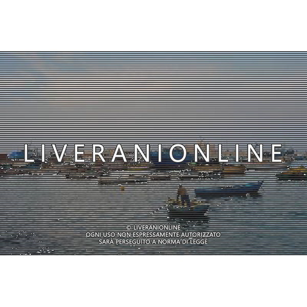 (130124) -- ALEXANDRIA, Jan. 24, 2013 () -- A boatman paddles a boat in the sea in Alexandria, Egypt, Jan. 24, 2013, on the eve of the second anniversary of the unrest that toppled former president Hosni Mubarak. (/Qin Haishi) ©photoshot/AGENZIA ALDO LIVERANI SAS - ITALY ONLY - La vita quotidiana degli egiziani della citta\' di Alessandria d\'Egitto, 24 gennaio 2013, alla vigilia del secondo anniversario della rivolta che ha rovesciato l\'ex il presidente Hosni Mubarak.