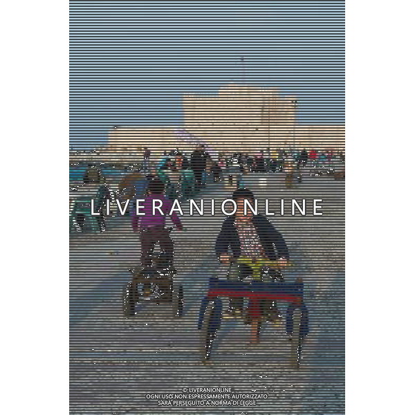 (130124) -- ALEXANDRIA, Jan. 24, 2013 () -- Egyptian kids play on a street in Alexandria, Egypt, Jan. 24, 2013, on the eve of the second anniversary of the unrest that toppled former president Hosni Mubarak. (/Qin Haishi) ©photoshot/AGENZIA ALDO LIVERANI SAS - ITALY ONLY - La vita quotidiana degli egiziani della citta\' di Alessandria d\'Egitto, 24 gennaio 2013, alla vigilia del secondo anniversario della rivolta che ha rovesciato l\'ex il presidente Hosni Mubarak.