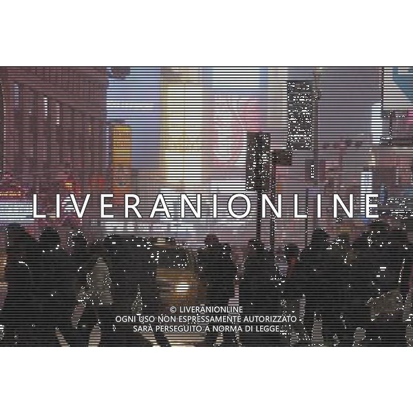 (130126) -- NEW YORK, Jan. 26, 2013 () -- Pedestrians walk on a street during a snowfall in New York, the United States, Jan. 25, 2013. (/Wang Chengyun) (zw) ©photoshot/AGENZIA ALDO LIVERANI SAS - ITALY ONLY - Neve - pedoni per le strade durante una nevicata a New York, negli Stati Uniti, 25 gennaio, 2013.