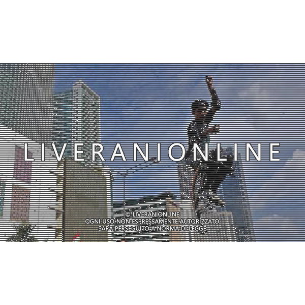 (130127) -- JAKARTA, Jan. 27, 2013 () -- A man performs a jump with jumping stilts during car-free day in Jakarta, Indonesia, Jan. 27, 2013. (/Agung Kuncahya B.) ©Photoshot/AGENZIA ALDO LIVERANI SAS-ITALY ONLY - EDITORIAL USE ONLY