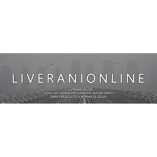 (130120) -- CHANGSHA, Jan. 20, 2013 () -- Vehicles run on fog-enveloped road in Changsha, capital of central China\'s Hunan Province, Jan. 20, 2013. (/Long Hongtao) (ry) ©Photoshot/AGENZIA ALDO LIVERANI SAS-ITALY ONLY - EDITORIAL USE ONLY