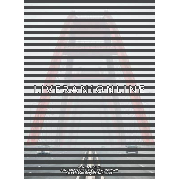 (130120) -- CHANGSHA, Jan. 20, 2013 () -- Vehicles run across a fog-enveloped bridge in Changsha, capital of central China\'s Hunan Province, Jan. 20, 2013. (/Long Hongtao) (ry) ©Photoshot/AGENZIA ALDO LIVERANI SAS-ITALY ONLY - EDITORIAL USE ONLY