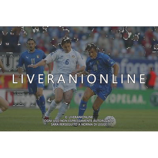 Helsinki 11/06/2003 finlandia - italia qualificazioni europei nella foto SIMO VALAKARI e FRANCESCO TOTTI foto nando vescusio/agenzia aldo liverani