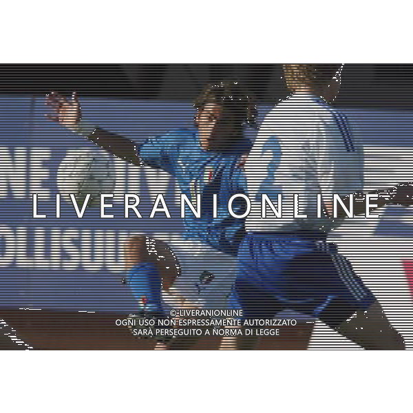 Helsinki 10/06/2003 finlandia - italia qualificazioni europei nella foto andrea gasbarroni e di spalle il finlandese harri haapaniemi foto nando vescusio/agenzia aldo liverani