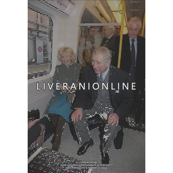 LONDON, ENGLAND - JANUARY 30: Camilla, Duchess of Cornwall and Prince Charles, Prince of Wales travel on a Metropolitan underground train from Farringdon to Kings Cross as they mark 150 years of London Underground on January 30, 2013 in London, England. ©photoshot/AGENZIA ALDO LIVERANI SAS - ITALY ONLY - REALI INGLESI: Il Principe Carlo d\'inghilterra con la moglie Camilla nel 150mo anniversario della metropolitana di Londra 30 gennaio 30 per sottolineare l\'importanza della progettazione e sviluppo delle infrastrutture nel Regno Unito. 