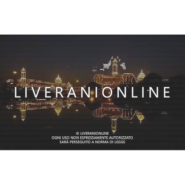 (130129) -- NEW DELHI, Jan. 29, 2013 () -The Hill Raisina, che ospita India ministeri pi importanti e il palazzo presidenziale, si vedono illuminate dopo la cerimonia Retreat Battere a New Delhi, India, 29 gennaio 2013. Il ritiro Battere segna la fine dei festeggiamenti della Giornata della Repubblica. (/Partha Sarkar) (zy) ©Photoshot/AGENZIA ALDO LIVERANI SAS-ITALY ONLY - EDITORIAL USE ONLY