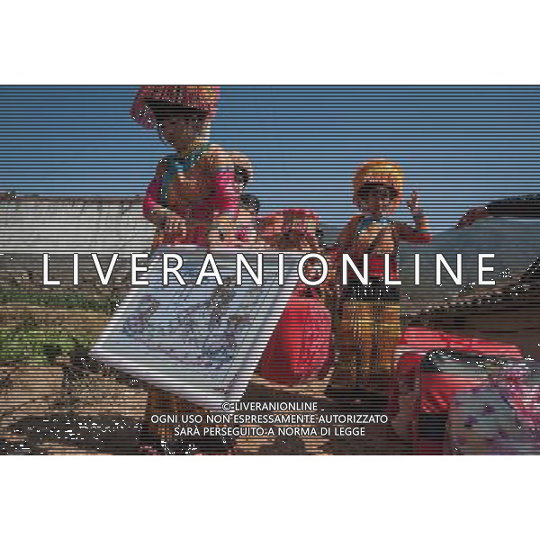 (130201) -- DECHANG, Feb. 1, 2013 () -- A team of women of Lisu ethnic group take the bride\'s dowry to escort the bride to the bridegroom\'s home in Xinyu Village of Dechang County, southwest China\'s Sichuan Province, Jan. 31, 2013. Bride Gu Hongyan and bridegroom Lan Xiaoxiang held their wedding ceremony according to traditional custom of Lisu ethnic group. (/Jiang Hongjing) (ry) ©photohsot/AGENZIA ALDO LIVERANI SAS - ITALY ONLY - Matrimonio tradizionale, cerimonia di nozze del gruppo etnico del Villaggio Lisu Xinyu a Dechang County, a sud ovest della Cina nella provincia del Sichuan, il 31 gennaio 2013.