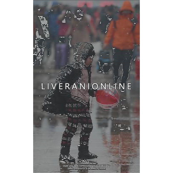 (130203) -- BEIJING, Feb. 3, 2013 () -- A girl walks in snow at the Beijing train station in Beijing, capital of China, Feb. 3, 2013. Many children travel with their families during the 40-day Spring Festival travel rush which started on Jan. 26. The Spring Festival, which falls on Feb. 10 this year, is traditionally the most important holiday of the Chinese people.Public transportation is expected to accommodate about 3.41 billion travelers nationwide during the holiday, including 225 million railway passengers. (/Jin Liwang) (wjq) ©photoshot/AGENZIA ALDO LIVERANI SAS - ITALY ONLY - Molti bambini cinesi viaggiano con le loro famiglie durante i 40 giorni di viaggio per il Festival di Primavera a Pechino, capitale della Cina, 3 Febbraio 2013.