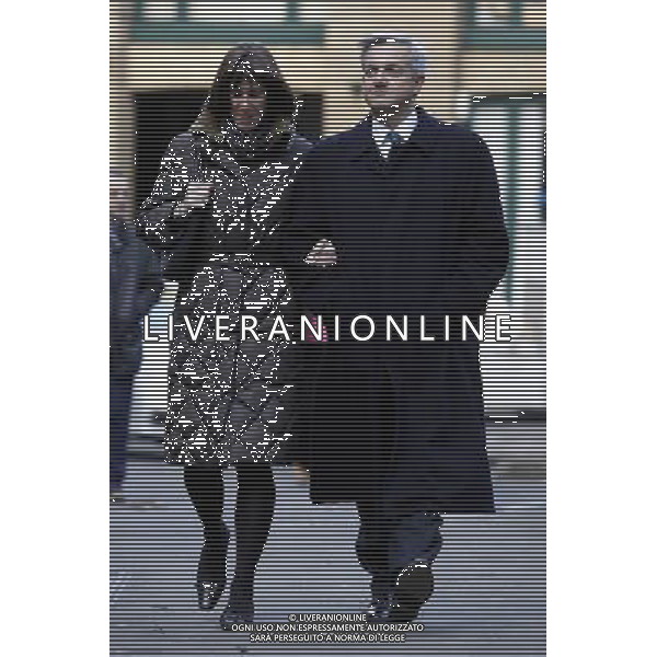 Britain\'s former energy secretary Chris Huhne (R) and his partner Carina Trimingham arrive at Southwark Crown Court in London Britain 04 February 2013. Trial of former energy secretary Chris Huhne and ex-wife Vicky Pryce over speeding penalty. The former couple are both accused of perverting the course of justice. It is alleged that Huhne persuaded Pryce to take his penalty points for a speeding offence in 2003. ©photoshot/AGENZIA ALDO LIVERANI SAS - ITALY ONLY - L\'ex segretario Britannico all\'energia Chris Huhne e la sua compagna Carina Trimingham arrivano a Southwark Crown Court a Londra, Gran Bretagna 4 febbraio, 2013 per un processo a suo carico