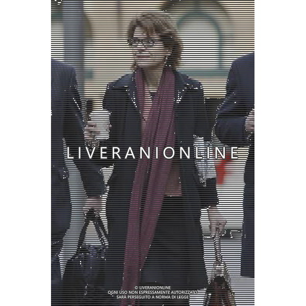 Vicky Pryce Former wife of Lib Den Cabinet Minister Chris Huhne arrives at Southwark Crown Court in London Britain 04 February 2013. Trial of former energy secretary Chris Huhne and ex-wife Vicky Pryce over speeding penalty. The former couple are both accused of perverting the course of justice. It is alleged that Huhne persuaded Pryce to take his penalty points for a speeding offence in 2003. ©photoshot/AGENZIA ALDO LIVERANI SAS - ITALY ONLY - L\'ex segretario Britannico all\'energia Chris Huhne e la sua compagna Carina Trimingham arrivano a Southwark Crown Court a Londra, Gran Bretagna 4 febbraio, 2013 per un processo a suo carico