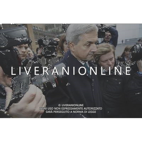 Britain\'s former energy secretary Chris Huhne leaves Southwark Crown Court in London Britain 04 February 2013. Former cabinet minister Chris Huhne has pleaded guilty to perverting the course of justice over claims his ex-wife Vicky Pryce took speeding points for him a decade ago.The Liberal Democrat MP, 58, changed his plea on the first day of his trial at Southwark Crown Court. Mr Huhne said outside court he will be standing down as MP for Eastleigh. ©photoshot/AGENZIA ALDO LIVERANI SAS - ITALY ONLY - L\'ex segretario Britannico all\'energia Chris Huhne e la sua compagna Carina Trimingham arrivano a Southwark Crown Court a Londra, Gran Bretagna 4 febbraio, 2013 per un processo a suo carico
