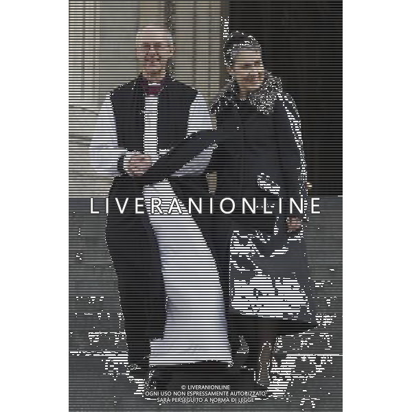 105th Archbishop of Canterbury Justin Welby and his wife Caroline pose for the media at the main entrance of St. Paul\'s Cathedral following the ceremony known as the \'Confirmation of Election\' in London on 04 February 2013. Dr. Rowan Williams stepped down from his position on 31st December 2012 and the Right Reverend Justin Welby was chosen as his successor. ©photoshot/AGENZIA ALDO LIVERANI SAS - ITALY ONLY - Justin Welby confermato come 105mo Arcivescovo di Canterbury all\'ingresso principale della Cattedrale di St. Paul a Londra il 04 febbraio 2013.