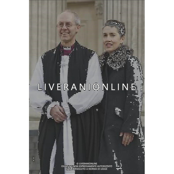 105th Archbishop of Canterbury Justin Welby and his wife Caroline pose for the media at the main entrance of St. Paul\'s Cathedral following the ceremony known as the \'Confirmation of Election\' in London on 04 February 2013. Dr. Rowan Williams stepped down from his position on 31st December 2012 and the Right Reverend Justin Welby was chosen as his successor. ©photoshot/AGENZIA ALDO LIVERANI SAS - ITALY ONLY - Justin Welby confermato come 105mo Arcivescovo di Canterbury all\'ingresso principale della Cattedrale di St. Paul a Londra il 04 febbraio 2013.