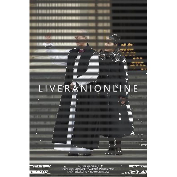 105th Archbishop of Canterbury Justin Welby and his wife Caroline pose for the media at the main entrance of St. Paul\'s Cathedral following the ceremony known as the \'Confirmation of Election\' in London on 04 February 2013. Dr. Rowan Williams stepped down from his position on 31st December 2012 and the Right Reverend Justin Welby was chosen as his successor. ©photoshot/AGENZIA ALDO LIVERANI SAS - ITALY ONLY - Justin Welby confermato come 105mo Arcivescovo di Canterbury all\'ingresso principale della Cattedrale di St. Paul a Londra il 04 febbraio 2013.