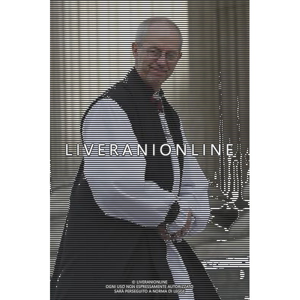 The 105th Archbishop of Canterbury Justin Welby poses for the media at the main entrance of St. Paul\'s Cathedral following the ceremony known as the \'Confirmation of Election\' in London on 04 February 2013. Dr. Rowan Williams stepped down from his position on 31st December 2012 and the Right Reverend Justin Welby was chosen as his successor. ©photoshot/AGENZIA ALDO LIVERANI SAS - ITALY ONLY - Justin Welby confermato come 105mo Arcivescovo di Canterbury all\'ingresso principale della Cattedrale di St. Paul a Londra il 04 febbraio 2013.