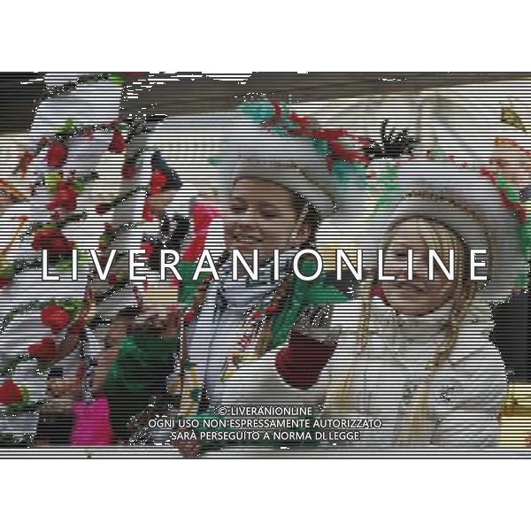 (130204) -- BERLIN, Feb. 4, 2013 () -- People in flamboyant costumes take part in the grand procession of the 13th Berliner Fasching Parade in Berlin Feb. 3, 2013. Berliner carnival revelers took part in the grand fasching parade on Sunday, with the colorful floats and groups on foot, under the slogan of \'Berlin Heijo - We take off!.\' (/Pan Xu) ©photoshot/AGENZIA ALDO LIVERANI SAS - ITALY ONLY - parata per la processione del 13mo Berliner Fasching Parade per festeggiare il carnevale a Berlino 3 febbraio 2013.
