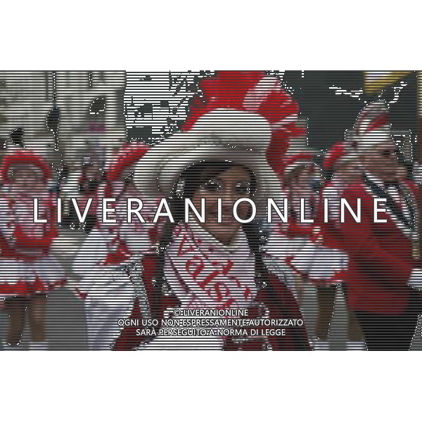 (130204) -- BERLIN, Feb. 4, 2013 () -- A girl in flamboyant costumes sings and dances during the grand procession of the 13th Berliner Fasching Parade in Berlin Feb. 3, 2013. Berliner carnival revelers took part in the grand fasching parade on Sunday, with the colorful floats and groups on foot, under the slogan of \'Berlin Heijo - We take off!.\' (/Pan Xu) ©photoshot/AGENZIA ALDO LIVERANI SAS - ITALY ONLY - parata per la processione del 13mo Berliner Fasching Parade per festeggiare il carnevale a Berlino 3 febbraio 2013.