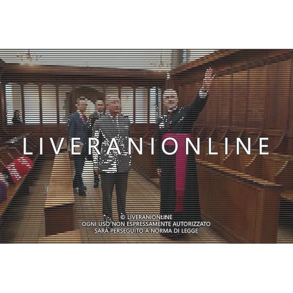 Prince of Wales (centre) is shown the house Chapel by The Reverend Canon Dr Robin Ward (right), during a visit to St Stephen\'s House in Oxford. ©photoshot/AGENZIA ALDO LIVERANI SAS - ITALY ONLY - REALI INGLESI: Il Principe Carlo d\'inghilterra, in visita alla casa di Santo Stefano a Oxford