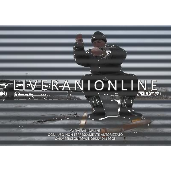 (130204) -- KIEV, Feb. 4, 2013 () -- A fisherman hooks up a fish on the Dnieper River, in Kiev, Ukraine, Feb. 2, 2013. Many Kiev residents go ice fishing on the Dnieper River on the weekend. (/Sergey Starostenko) (zhf) ©photoshot/AGENZIA ALDO LIVERANI SAS - ITALY ONLY - Pescatori sul fiume Dnieper, a Kiev, in Ucraina, 2 febbraio 2013. Molti residenti di Kiev pescano sul ghiaccio sul fiume Dnieper nel fine settimana.