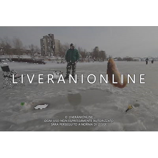 (130204) -- KIEV, Feb. 4, 2013 () -- A fisherman looks at a fish on the Dnieper River, in Kiev, Ukraine, Feb. 2, 2013. Many Kiev residents go ice fishing on the Dnieper River on the weekend. (/Sergey Starostenko) (zhf) ©photoshot/AGENZIA ALDO LIVERANI SAS - ITALY ONLY - Pescatori sul fiume Dnieper, a Kiev, in Ucraina, 2 febbraio 2013. Molti residenti di Kiev pescano sul ghiaccio sul fiume Dnieper nel fine settimana.