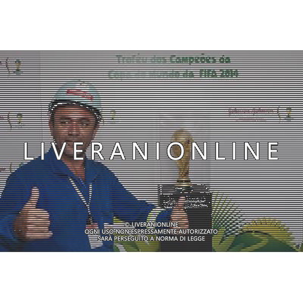 (130206) -- SAO PAULO, Feb. 6, 2013 () -- An employee of construction poses in front of the FIFA World Cup trophy during a presentation at the site of construction of the Corinthians Arena, to the east of the city of Sao Paulo, Brazil, on Feb. 5, 2013. The new Corinthians Arena will host the opening game of the upcoming FIFA 2014 World Cup finals. (/Daniel Vorley/Frame/Agencia Estado) (ae) (jp) (sss) ***BRAZIL OUT*** ©photoshot/AGENZIA ALDO LIVERANI SAS - ITALY ONLY - Il trofeo della Coppa del Mondo FIFA durante una presentazione nel sito di costruzione della Arena Corinthians, ad est della citta\' di San Paolo, in Brasile, il 5 febbraio 2013.