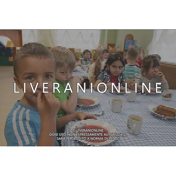 (130207) -- ST. PETERSBURG, Feb. 7, 2013 () -- Children eat at a newly-inaugurated kindergarten in St. Petersburg, Russia, Feb. 6, 2013. () (zw) ©photoshot/AGENZIA ALDO LIVERANI SAS - ITALY ONLY - Inaugurazione di un asilo a San Pietroburgo, in Russia, 6 febbraio 2013.