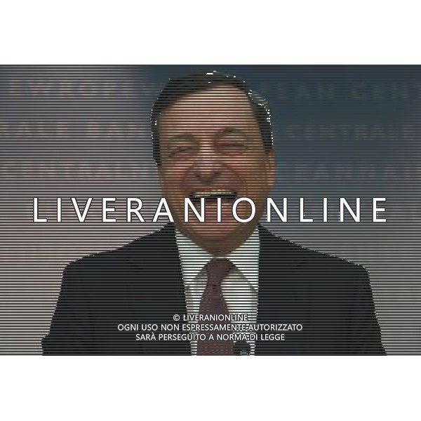 (130207) -- FRANKFURT, Feb. 7, 2013 () -- European Central Bank (ECB) President Mario Draghi attends the monthly ECB news conference in Frankfurt, Germany, Feb. 7, 2013. ECB on Thursday kept interest rates unchanged and said the eurozone economy would gradually recover in the second half of 2013. (/Shen Zhenning) ©photoshot/AGENZIA ALDO LIVERANI SAS - ITALY ONLY - Il Presidente della Banca centrale europea (BCE) Mario Draghi partecipa alla conferenza stampa mensile della BCE a Francoforte, Germania, 7 Febbraio 2013 .