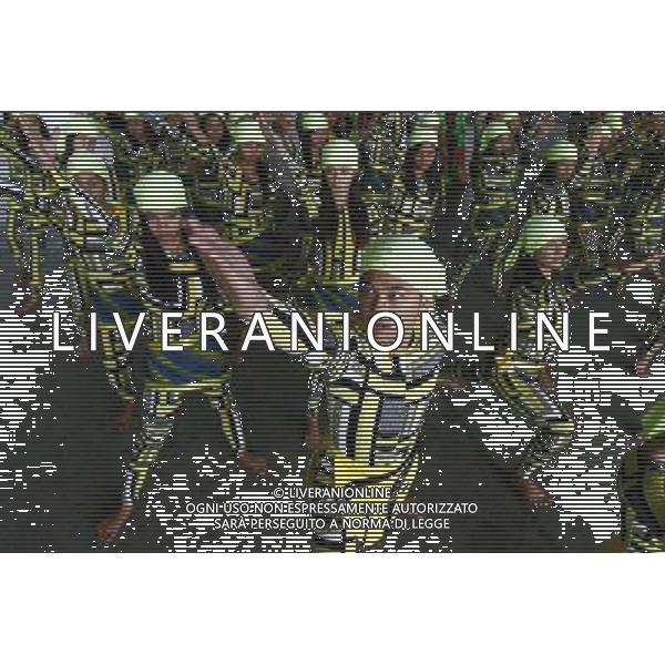 (130209) -- PAMPANGA, Feb. 9, 2013 () -- Dancers wearing colorful bird-themed costumes perform during the 6th Ibon-Ebon (Bird-Egg) Festival in Pampanga, the Philippines, Feb. 9, 2013. The Ibon-Ebon Festival is dedicated to the province\'s Candaba swamp that serves as a sanctuary to more than 14,000 migratory birds of approximately 40 species. (/Rouelle Umali) ©photoshot/AGENZIA ALDO LIVERANI SAS - ITALY ONLY - Ballerini indossano coloratissimi costumi a forma di uccello durante il 6¡ festival dell\'uovo di uccello di Pampanga, nelle Filippine, 9 febbraio 2013 dedicato alla palude Candaba santuario per piu\' di 14.000 uccelli migratori di circa 40 specie.