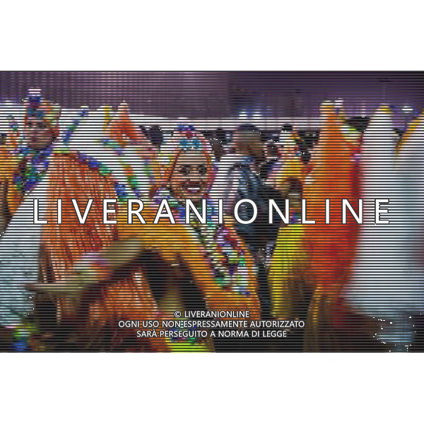 (130209) -- SAO PAULO, Feb. 9, 2013 () -- Members of \'Rosas de Ouro\' Samba group prepare to participates in the Parade of the Schools of Samba of the Sao Paulo Special Group during the Sambodromo de Anhembi, celebrated in the city of Sao Paulo, Brazil, on Feb. 8, 2013. (/Marcos Mendez) ©photoshot/AGENZIA ALDO LIVERANI SAS - ITALY ONLY - Partecipanti alla sfilata samba per il carnevale a Rio de Janeiro, in Brasile, 8 febbraio 2013.