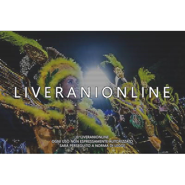 (130209) -- SAO PAULO, Feb. 9, 2013 () -- Members of \'Rosas de Ouro\' Samba group prepare to participate in the Parade of the Schools of Samba of the Sao Paulo Special Group during the Sambodromo de Anhembi, celebrated in the city of Sao Paulo, Brazil, on Feb. 8, 2013. (/Marcos Mendez) ©photoshot/AGENZIA ALDO LIVERANI SAS - ITALY ONLY - Partecipanti alla sfilata samba per il carnevale a Rio de Janeiro, in Brasile, 8 febbraio 2013.