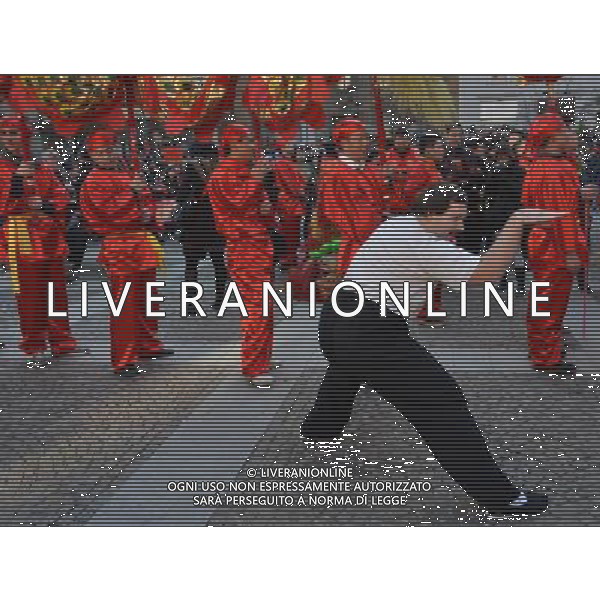 (130210) -- MILAN, Feb. 10, 2013 () -- People take part in a parade celebrating the Chinese Lunar New Year in Milan, Italy, on Feb. 10, 2013. (/Song Jian) ©photoshot/AGENZIA ALDO LIVERANI SAS - ITALY ONLY - La gente prende parte a una parata per celebrare il nuovo capodanno lunare cinese a Milano, Italia, il 10 febbraio 2013.