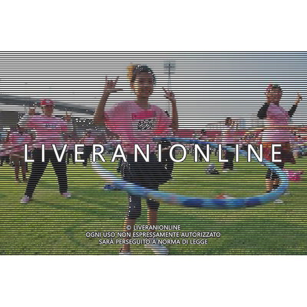 (130212) -- PATHUMTHANI (THAILAND), Feb. 12, 2013 () -- Around 4,500 people take part in a hula hoop competition in an attempt to break the Guinness World Record for Most People Dancing with hula hoops at Thammasat University in Pathumthani, Thailand, on Feb. 12, 2013. (/Rachen Sageamsak) (lr) ©photoshot/AGENZIA ALDO LIVERANI SAS - ITALY ONLY - Circa 4.500 persone partecipano ad un concorso di hula hoop, nel tentativo del Guinness World Record a Thammasat University di Pathumthani, Thailandia, il 12 febbraio 2013.