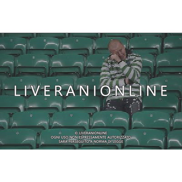 12/02/13 UEFA CHAMPIONS LEAGUE CELTIC v JUVENTUS CELTIC PARK - GLASGOW It\'s all too much for one Celtic fan at the end of the match ©/AGENZIA ALDO LIVERANI SAS - ITALY ONLY - EDITORIAL USE ONLY