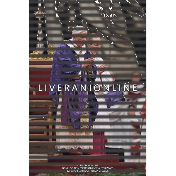Roma 13-02-2013 Basilica di San Pietro, il Papa Benedetto XVI celebra la messa del Mercoled’Œ delle Ceneri, la prima messa dopo l\' annuncio delle sue dimissioni Ph: Cristian Gennari/Ianniello ©/AGENZIA ALDO LIVERANI SAS