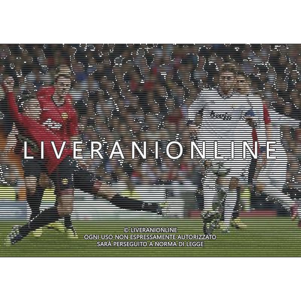 Madrid (03/02/2013).- Estadio Santiago Bernabeu. UEFA Champions League Real Madrid - Manchester United Robin van Persie, Sergio Ramos. Photo: Alex Cid-Fuentes / ALFAQUI /AGENZIA ALDO LIVERANI SAS - ITALY ONLY - EDITORIAL USE ONLY