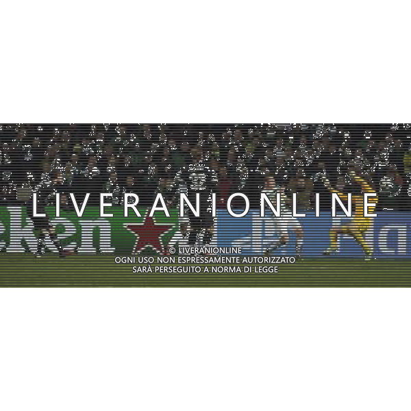 Celtic Park Glasgow Celtic v Juventus (0-3) Champions League First knockout round 12/02/13 Claudio Marchisio beats Fraser Forster to put Juventus 2-0 up Photo: Roger Parker Fotosports International ©Photoshot/AGENZIA ALDO LIVERANI SAS-ITALY ONLY - EDITORIAL USE ONLY