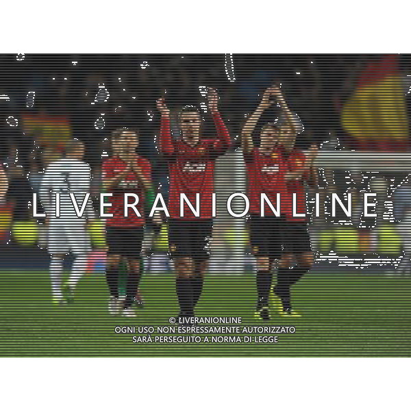 Robin Van Persie and team mates applaud the fans after the final whistle Manchester United 2012/13 Real Madrid Vs Manchester United (1-1) 13/02/13 The Champions League Photo: Robin Parker Fotosports International ©Photoshot/AGENZIA ALDO LIVERANI SAS-ITALY ONLY - EDITORIAL USE ONLY
