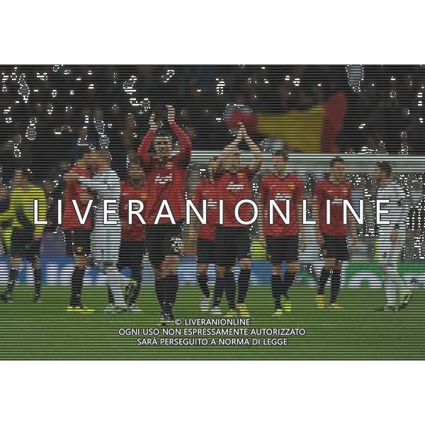 Robin Van Persie and team mates applaud the fans after the final whistle Manchester United 2012/13 Real Madrid Vs Manchester United (1-1) 13/02/13 The Champions League Photo: Robin Parker Fotosports International ©Photoshot/AGENZIA ALDO LIVERANI SAS-ITALY ONLY - EDITORIAL USE ONLY
