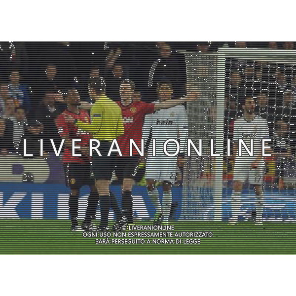 Patrice Evra and Michael Carrick confront Referee Felix Brych after the final whistle Manchester United 2012/13 Real Madrid Vs Manchester United (1-1) 13/02/13 The Champions League Photo: Robin Parker Fotosports International ©Photoshot/AGENZIA ALDO LIVERANI SAS-ITALY ONLY - EDITORIAL USE ONLY