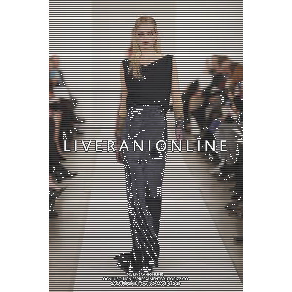 Oscar de la Renta Ready to Wear Autumn Winter 2013 New York Fashion Week ©Photoshot/AGENZIA ALDO LIVERANI SAS-ITALY ONLY - EDITORIAL USE ONLY
