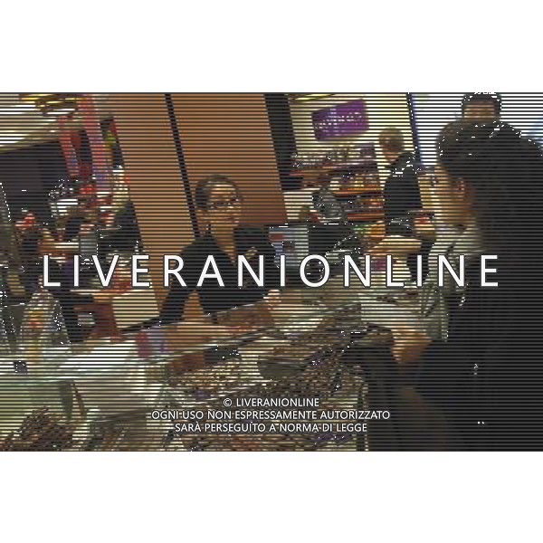 (130214) -- VANCOUVER, Feb. 14, 2013 () -- Customers buy chocolates one day prior to Valentine\'s Day in Vancouver, Canada, Feb. 13, 2012. Valentine\'s Day is touted as a day chock full of love, affection and showering chocolates and flowers on the loved one. (/Sergei Bachlakov)(rh) ©Photoshot/AGENZIA ALDO LIVERANI SAS-ITALY ONLY - EDITORIAL USE ONLY