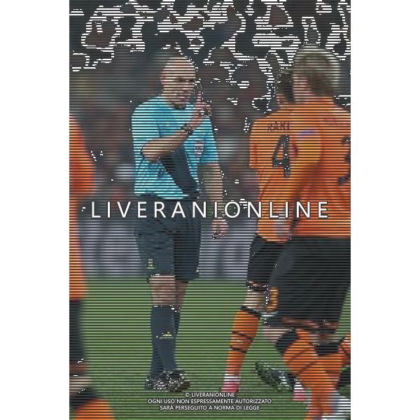 DONIECK 13.02.2013 PIERWSZY MECZ 1/8 FINALU LIGA MISTRZOW SEZON 2012/13: SZACHTAR DONIECK - BORUSSIA DORTMUND --- UEFA CHAMPIONS LEAGUE 1/8 FINAL FIRST MATCH: SHAKHTAR DONETSK - BVB 1909 HOWARD WEBB FOT. PIOTR KUCZA/NEWSPIX.PL --- Newspix.pl AG ALDO LIVERANI S A S ONLY ITALY *** Local Caption *** www.newspix.pl mail us: info@newspix.pl call us: 0048 022 23 22 222 --- Polish Picture Agency by Ringier Axel Springer Poland