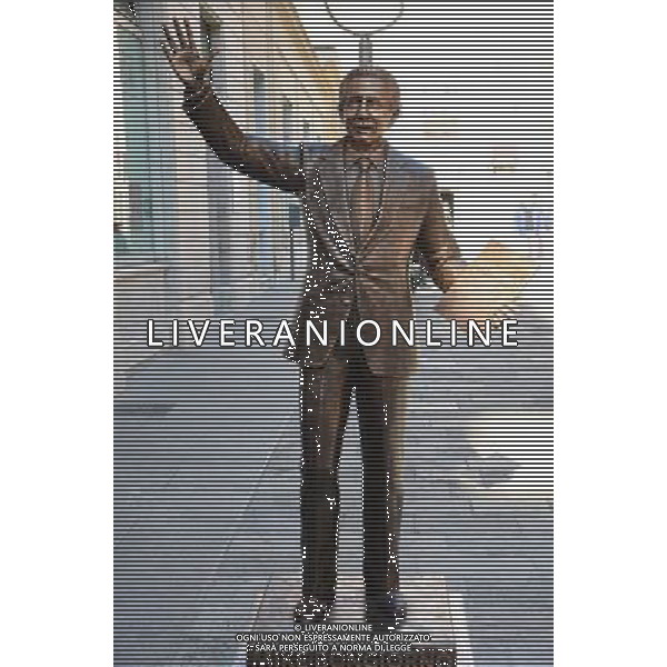 63mo Festival della canzone italiana di SanRemo 16 febbraio 2013 nella foto la Statua di Mike Bongiorno inaugurata durante il festival ©/AGENZIA ALDO LIVERANI SAS