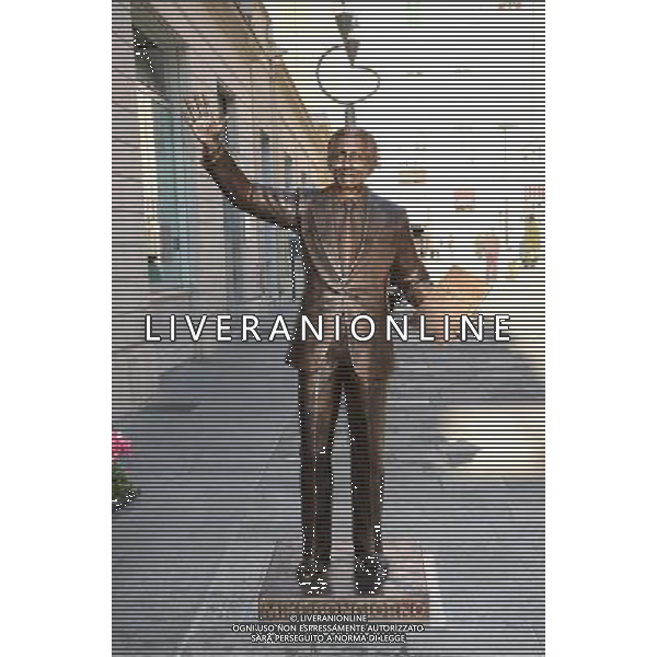 63mo Festival della canzone italiana di SanRemo 16 febbraio 2013 nella foto la Statua di Mike Bongiorno inaugurata durante il festival ©/AGENZIA ALDO LIVERANI SAS