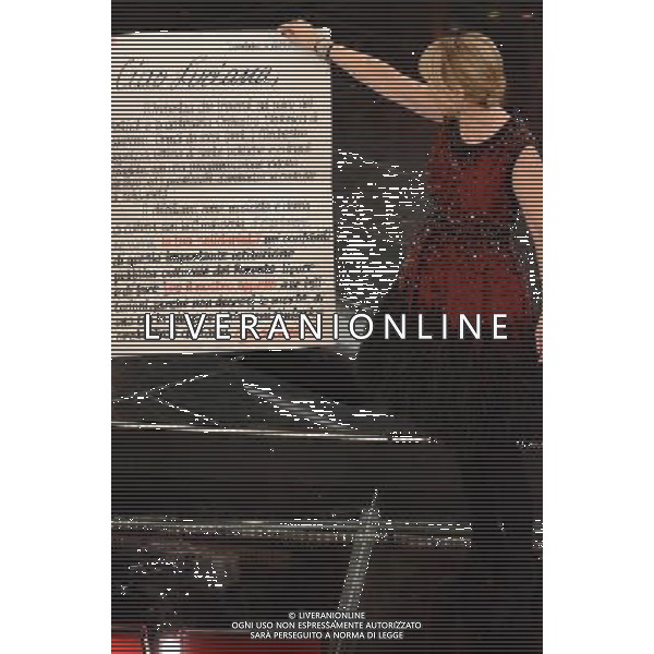 63mo Festival della canzone italiana di SanRemo Quinta Serata Finale 16 febbraio 2013 nella foto Luciana Littizzetto con la lettera dell\'orchestra ©/AGENZIA ALDO LIVERANI SAS