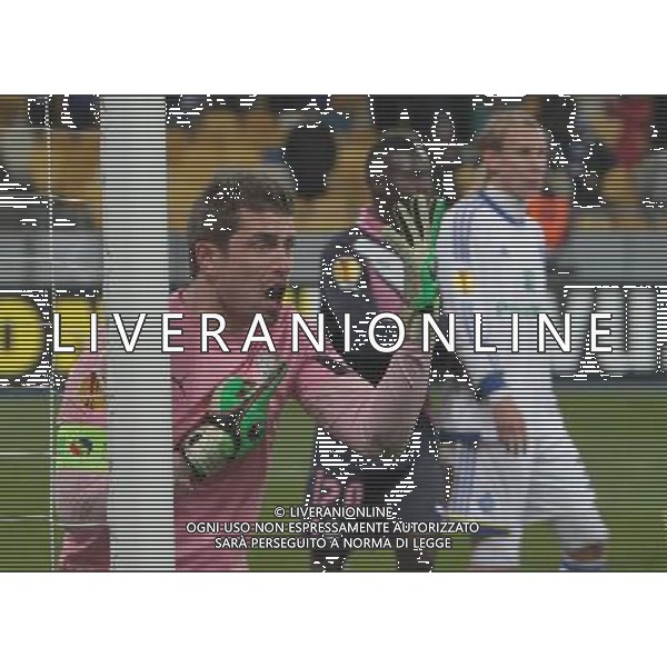 (130215) -- KIEV, Feb. 15, 2013 () -- Cedric Carrasso, goalkeeper of France\'s Girondins Bordeaux, gestures during an UEFA Europa League round of 32 football match against Ukraine\'s Dynamo Kiev in Kiev, Ukraine, Feb. 14, 2013. The match ended with a 1-1 tie. (/Sergey Starostenko) AG ALDO LIVERANI S A S ONLY ITALY