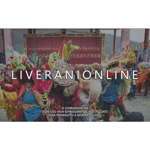 (130218) -- BAOXING, Feb. 18, 2013 () -- People of the Tibetan ethnic group perform at the Shangjiu Festival in Baoxing County, southwest China\'s Sichuan Province, Feb. 18, 2013. The residents of Tibetan ethnic group in Baoxing on Monday celebrated the annual Shangjiu Festival, which means the 9th day of Chinese Lunar New Year, to express the respect to the heaven. (/Jiang Hongjing) (zc) ©photoshot/AGENZIA ALDO LIVERANI SAS - ITALY ONLY - Le persone del gruppo etnico tibetano si esibiscono al Festival Shangjiu in Baoxing County, a sud ovest della Cina nella provincia del Sichuan, 18 febbraio 2013.