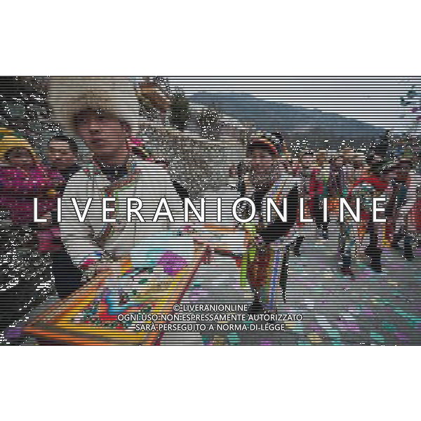 (130218) -- BAOXING, Feb. 18, 2013 () -- People of the Tibetan ethnic group greet guests during the Shangjiu Festival in Baoxing County, southwest China\'s Sichuan Province, Feb. 18, 2013. The residents of Tibetan ethnic group in Baoxing on Monday celebrated the annual Shangjiu Festival, which means the 9th day of Chinese Lunar New Year, to express the respect to the heaven. (/Jiang Hongjing) (zc) ©photoshot/AGENZIA ALDO LIVERANI SAS - ITALY ONLY - Le persone del gruppo etnico tibetano si esibiscono al Festival Shangjiu in Baoxing County, a sud ovest della Cina nella provincia del Sichuan, 18 febbraio 2013.
