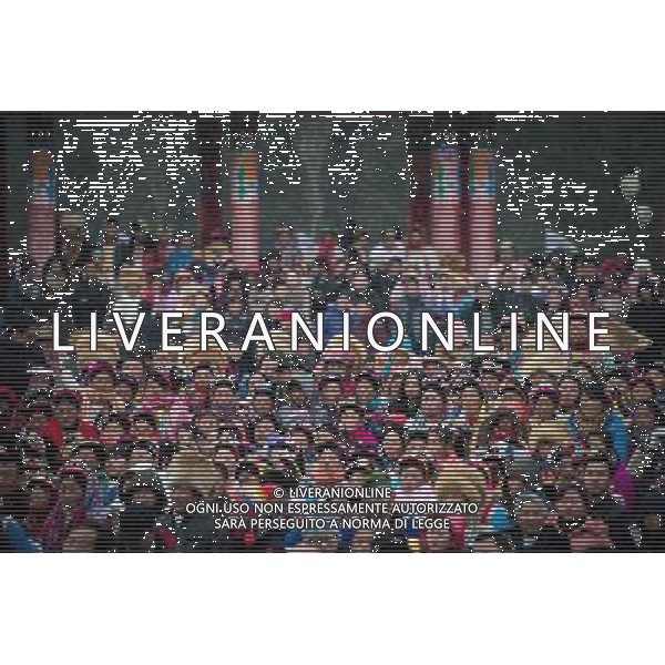 (130218) -- BAOXING, Feb. 18, 2013 () -- People of the Tibetan ethnic group watch the performance at the Shangjiu Festival in Baoxing County, southwest China\'s Sichuan Province, Feb. 18, 2013. The residents of Tibetan ethnic group in Baoxing on Monday celebrated the annual Shangjiu Festival, which means the 9th day of Chinese Lunar New Year, to express the respect to the heaven. (/Jiang Hongjing) (zc) ©photoshot/AGENZIA ALDO LIVERANI SAS - ITALY ONLY - Le persone del gruppo etnico tibetano si esibiscono al Festival Shangjiu in Baoxing County, a sud ovest della Cina nella provincia del Sichuan, 18 febbraio 2013.
